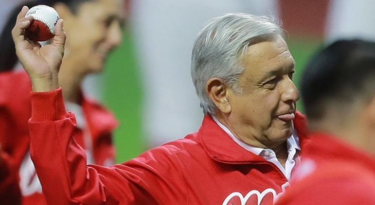 AMLO compra estadio de béisbol por más de 500 millones en plena crisis por el Covid-19