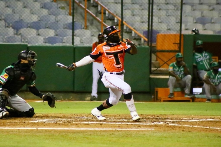 Sosa, Navarro y Espino conducen victoria de Toros sobre Estrellas