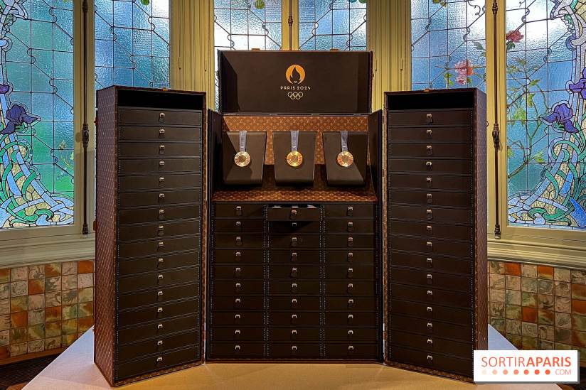 louis-vuitton-presenta-los-cofres-que-colgaran-medallas-en-paris-2024