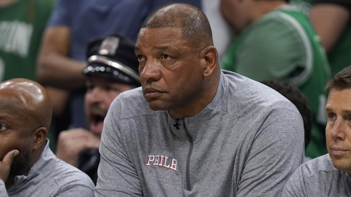 NBA impone multa a Doc Rivers por comentarios contra árbitros