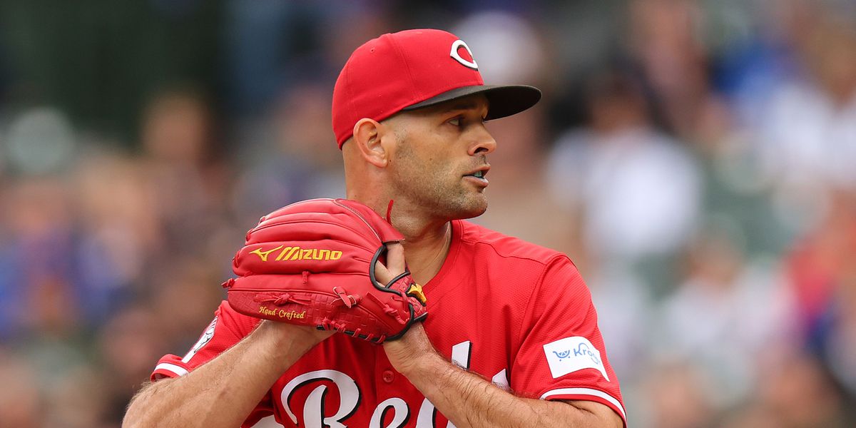 Nick Martínez acepta oferta calificada de Rojos