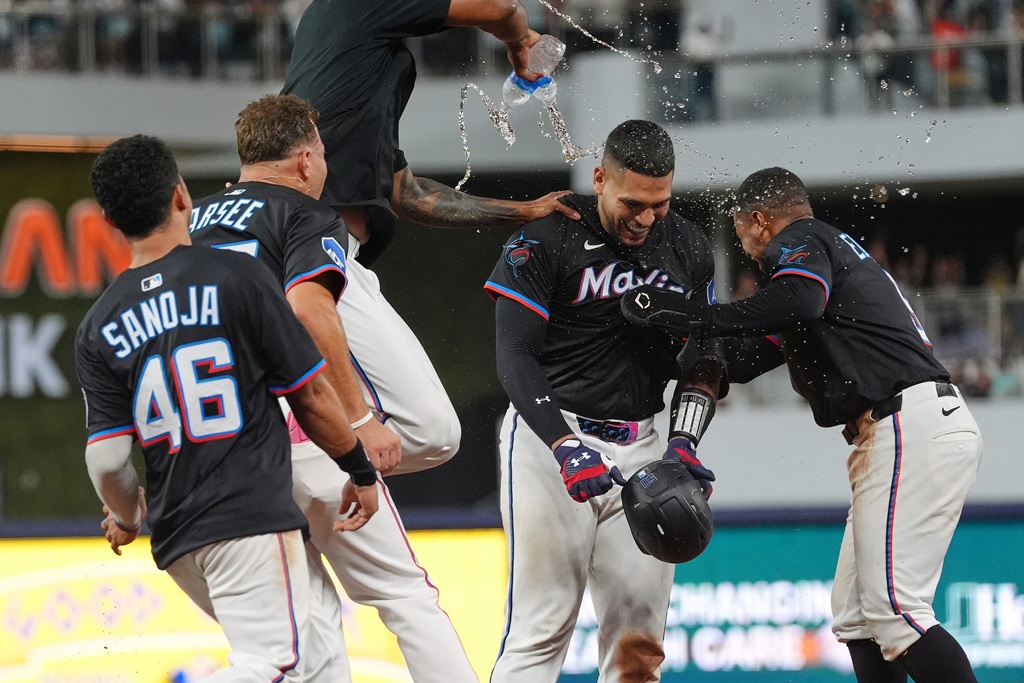 Marlins remontan tres veces y vencen 13?12 a Yankees en walk?off inolvidable