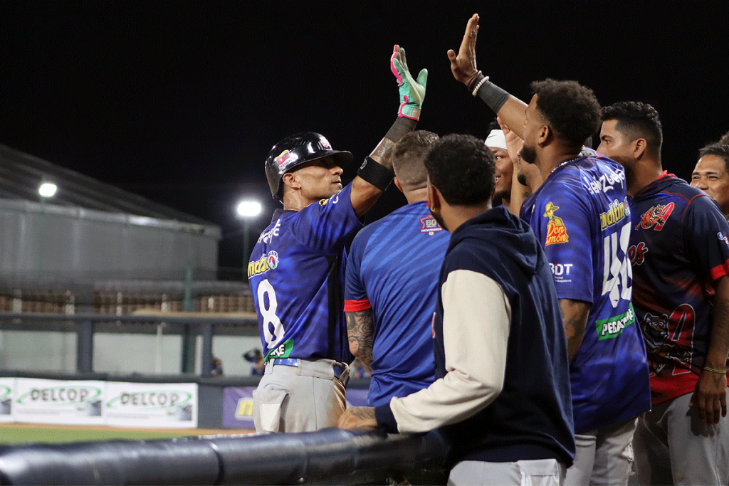 Tigres derrotan 10-5 a Leones y refuerzan su liderato en la liga venezolana